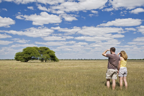 Afrika, Botswana, Touristen beim Betrachten der Landschaft - FOF00693