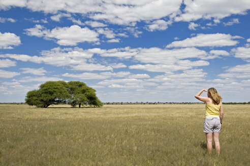Afrika, Botswana, Tourist beim Betrachten der Landschaft - FOF00692