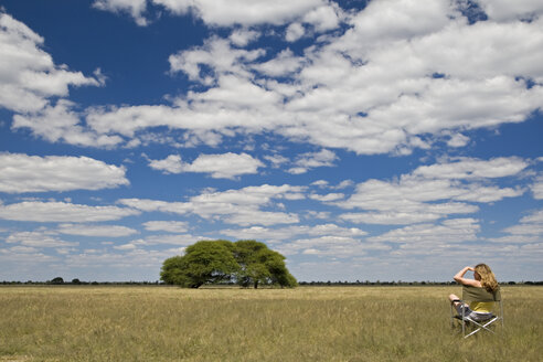 Afrika, Botswana, Tourist beim Betrachten der Landschaft - FOF00691