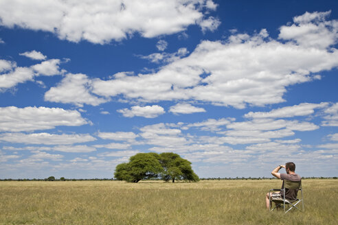 Afrika, Botswana, Tourist beim Betrachten der Landschaft - FOF00689