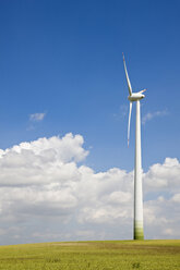 Deutschland, Sachsen-Anhalt, Windkraftanlagen auf dem Feld - FOF00774