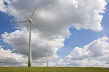 Deutschland, Sachsen-Anhalt, Windkraftanlagen auf dem Feld - FOF00770