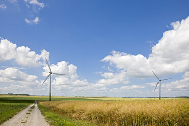 Deutschland, Sachsen-Anhalt, Windkraftanlagen auf dem Feld - FOF00769