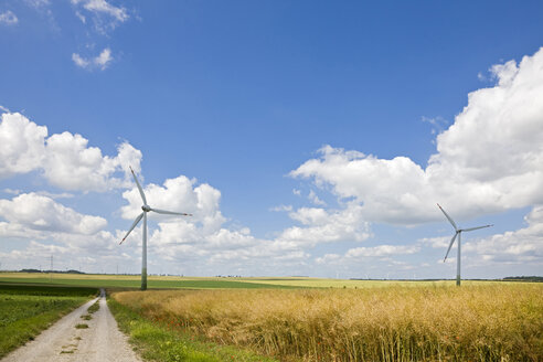 Deutschland, Sachsen-Anhalt, Windkraftanlagen auf dem Feld - FOF00769