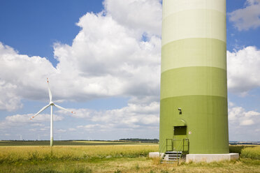 Deutschland, Sachsen-Anhalt, Windkraftanlagen auf dem Feld - FOF00768