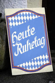 Deutschland, Bayern, Ebenhausen, Schild, heute Ruhetag, Nahaufnahme - TCF00866