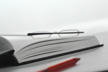 Notizbuch, Brille und Stift - ASF03685