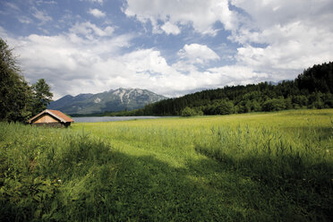 Deutschland, Bayern, Geroldsee, im Hintergrund Wettersteingebirge - 08669CS-U