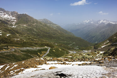 Österreich, Tirol, Kaunertal, Straße, die durch eine Berglandschaft führt - 08661CS-U