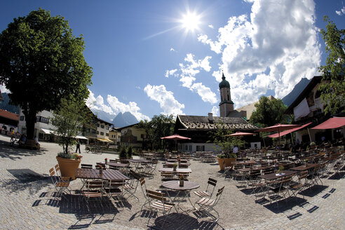 Deutschland, Bayern, Garmisch-Partenkirchen, Straßencafé - 08638CS-U