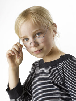 Mädchen (8-9) mit Brille, Porträt - KSWF00132