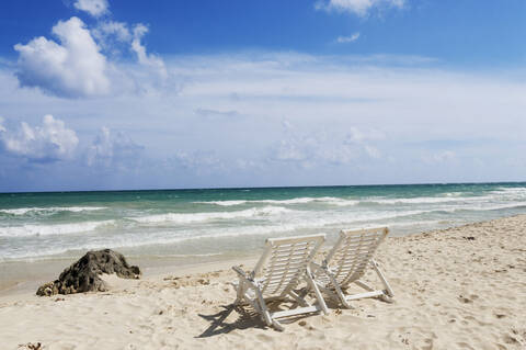 Mexiko, Yucatan, Leere Liegestühle am Meer, lizenzfreies Stockfoto