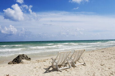 Mexiko, Yucatan, Empty deckchairs by the sea - GNF00990