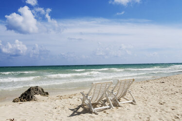 Mexiko, Yucatan, Leere Liegestühle am Meer - GNF00990