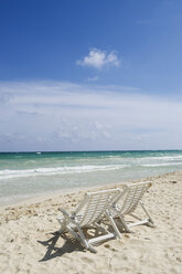 Mexiko, Yucatan, Empty deckchairs by the sea - GNF00989