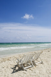 Mexiko, Yucatan, Leere Liegestühle am Meer - GNF00989