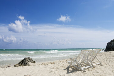 Mexiko, Yucatan, Empty deckchairs by the sea - GNF00988