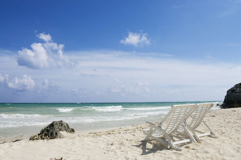 Mexiko, Yucatan, Leere Liegestühle am Meer - GNF00988