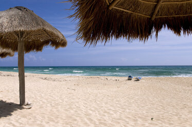 Mexiko, Cozumel, Strandliegen und Palapas am tropischen Strand - GNF00986