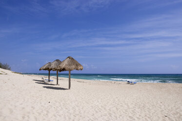 Mexiko, Cozumel, Strandliegen und Palapas am tropischen Strand - GNF00985