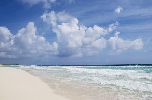 Mexiko, Cozumel, Weißer Sandstrand - GNF00983