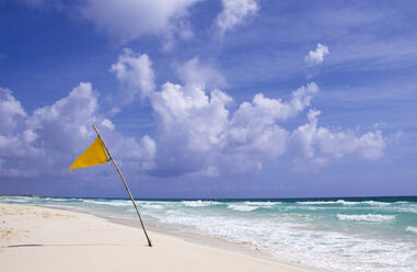 Mexiko, Cozumel, Flagge am Strand - GNF00982