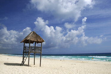 Mexiko, Cozumel, Rettungsschwimmer-Hütte am Strand - GNF00981