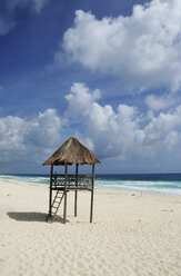 Mexiko, Cozumel, Lifeguard hut on beach - GNF00980