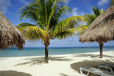 Mexiko, Cozumel, Beach chair and Palapas on tropical beach - GNF00977