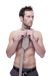 Mann mit nacktem Oberkörper und Krawatte, Porträt - BMF00319