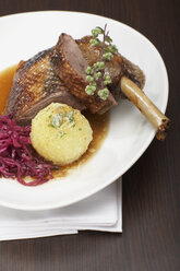 Roasted goose with red cabbage and dumpling on plate, close-up - SC00300