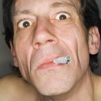 Man smoking, close-up, portrait - MUF00576