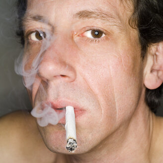 Mann rauchend, Nahaufnahme, Porträt - MUF00575