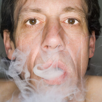 Mann beim Ausatmen von Zigarettenrauch, Nahaufnahme, Porträt - MUF00572
