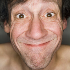 Mann zieht komisches Gesicht, Nahaufnahme, Porträt - MUF00565