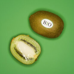 Ganze und in Scheiben geschnittene Kiwi-Früchte, Ansicht von oben - MUF00495