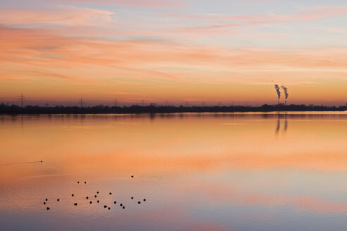 Deutschland, Bayern, Speichersee bei Sonnenuntergang - FOF00806