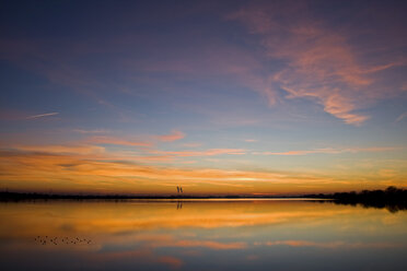 Deutschland, Bayern, Speichersee bei Sonnenuntergang - FOF00805