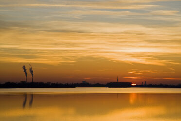 Deutschland, Bayern, Speichersee bei Sonnenuntergang - FOF00804