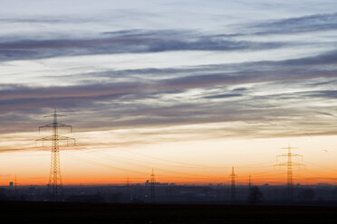 Deutschland, Bayern, München, Pylonen bei Sonnenuntergang - FOF00803