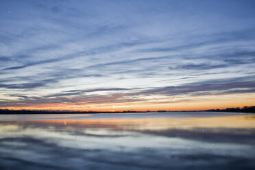 Deutschland, Bayern, Speichersee bei Sonnenuntergang - FOF00802