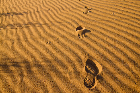 Afrika, Namibia, Fußabdrücke in den Sanddünen - FOF00826