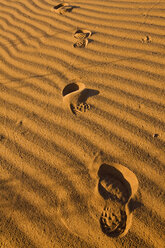 Africa, Namibia, Footprints in the sand dunes - FOF00825