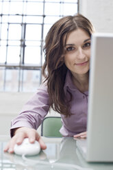 Junge Geschäftsfrau im Büro mit Laptop - BMF00383