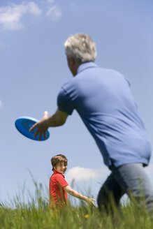 Deutschland, Baden Württemberg, Tübingen, Großvater und Enkel spielen Frisbee - WESTF08912