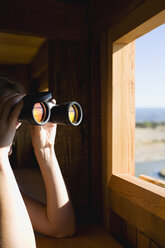 Griechenland, Lesbos, Person mit Fernglas - JRF00065