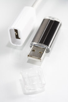 Stecker und USB-Stick auf weißem Hintergrund, Ansicht von oben - JRF00043