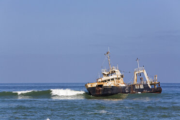 Afrika, Namibia, Schiffswrack an der Küste - FOF00865