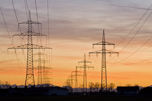 Deutschland, Bayern, Pylonen bei Sonnenuntergang - FOF00859