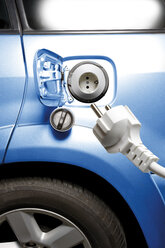 Electric plug and electric car, close-up - 08983CS-U